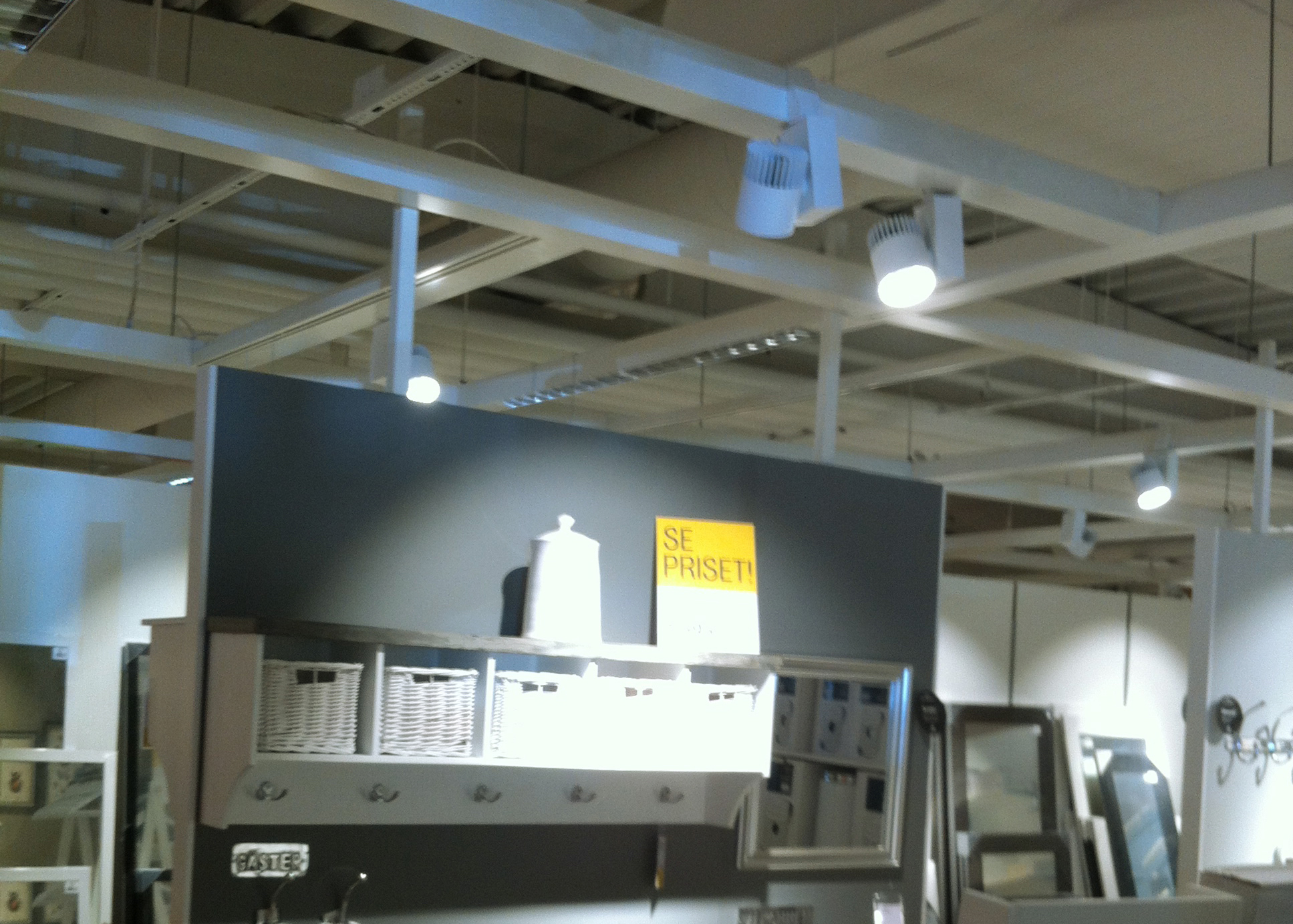 Tego spotlight PURE i butiksmiljö - hook-on variant, vit. Möbelbutik.
