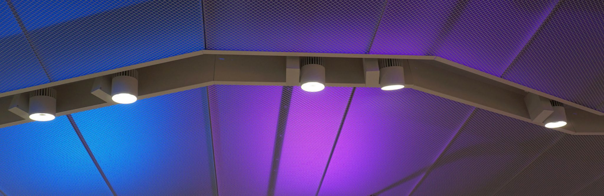 LED-armatur med slimmad design för butik och dagligvaruhandel.