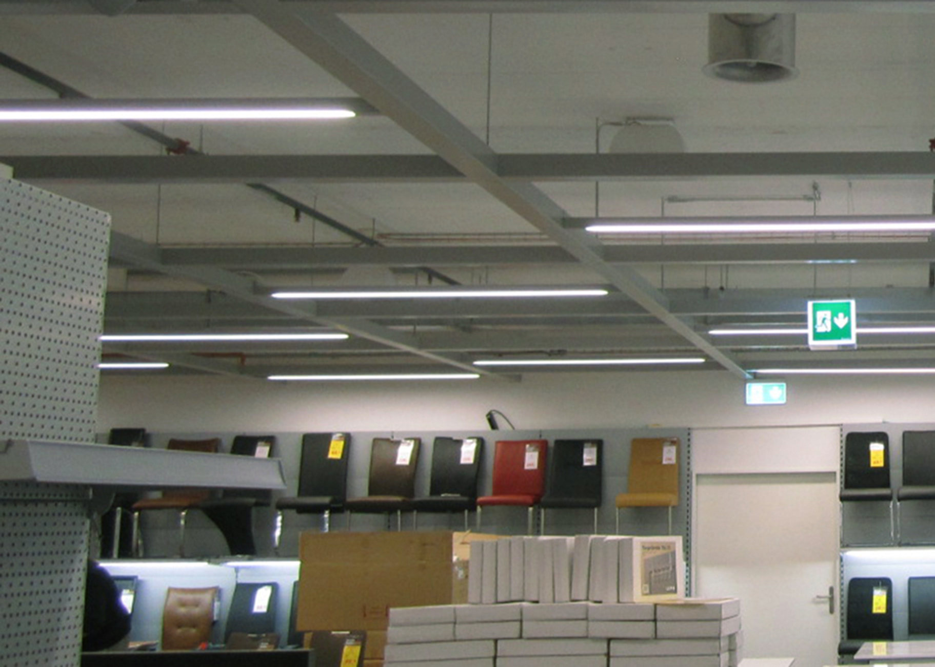 Kompakt linjär LED-belysning i butiksmiljö.